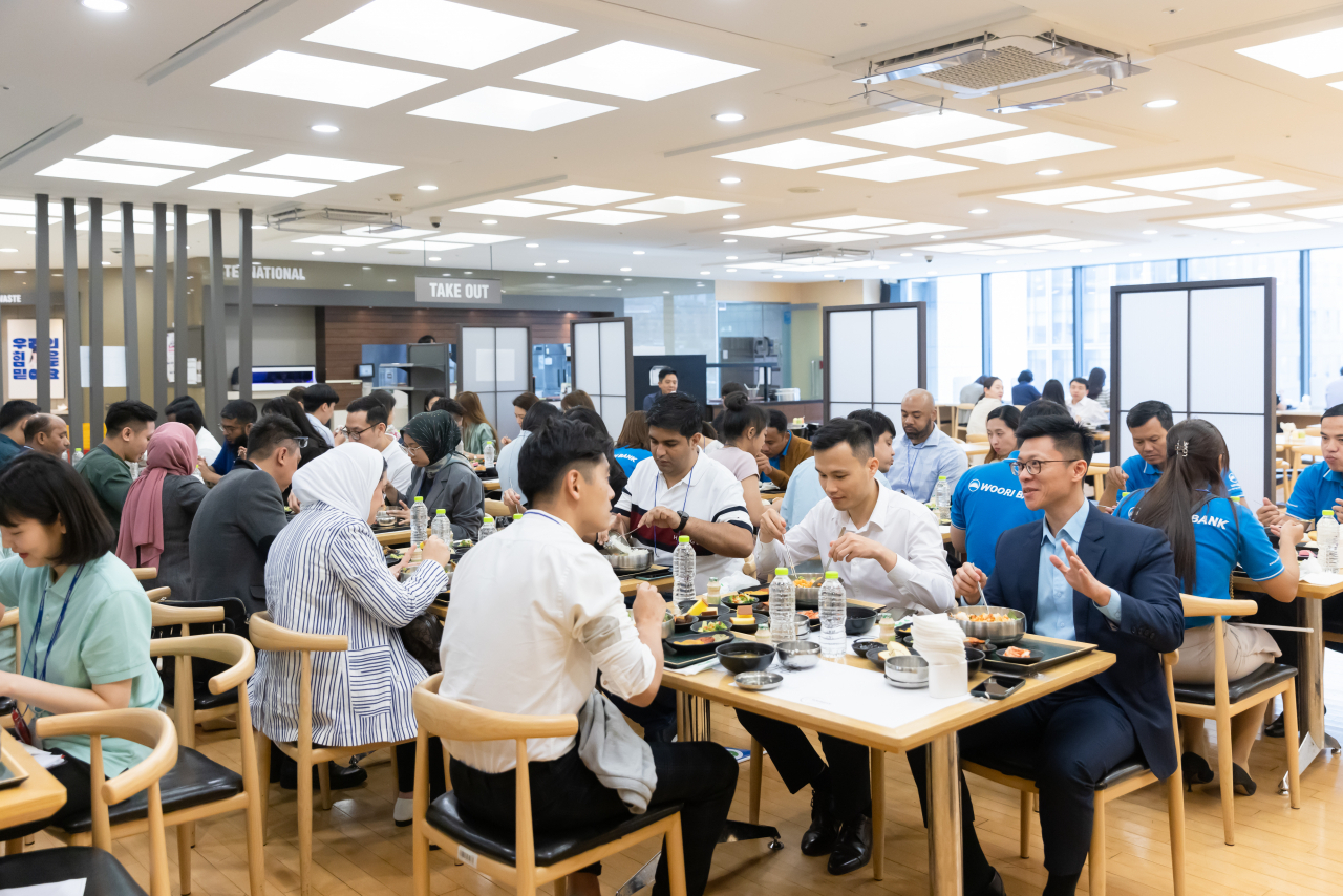 지난달 21일 우리은행 본점 구내식당을 방문한 현지직원들의 모습.[우리은행 제공]