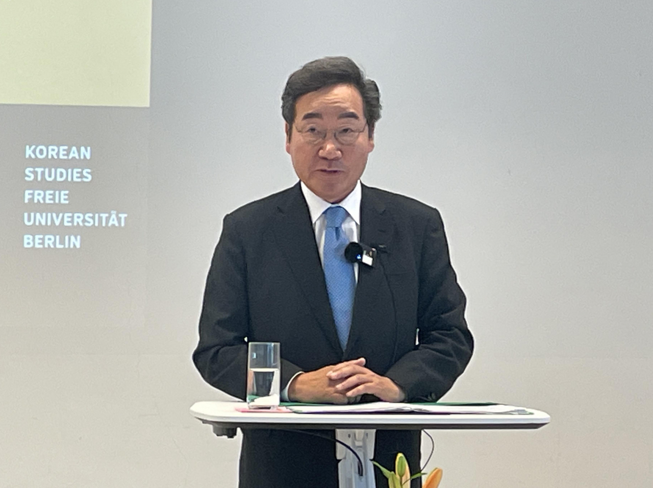 이낙연 전 국무총리가 12일(현지시간) 독일 베를린자유대에서 김대중 기념 연례 강좌 초청 연사로 강연하고 있다. [연합]