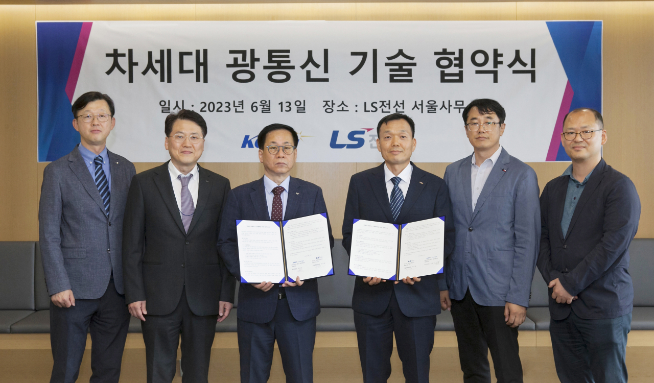이인호(왼쪽 세번째부터) LS전선 기술개발본부장(CTO)과 김두근 한국광기술원 부원장을 비롯한 관계자들이 13일 LS용산타워에서 ‘차세대 광통신 기술 협력 업무협약(MOU)’을 체결한 뒤 기념촬영을 하고 있다. [LS전선 제공]