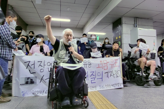 기자회견 중인 박경석 전장연 대표. [연합]