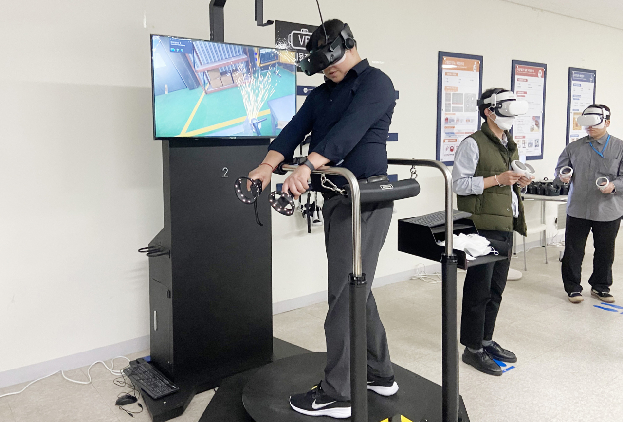 안전체험관에서 한 직원이 VR 기기를 활용해 안전 체험을 하고 있다. [CJ대한통운 제공]