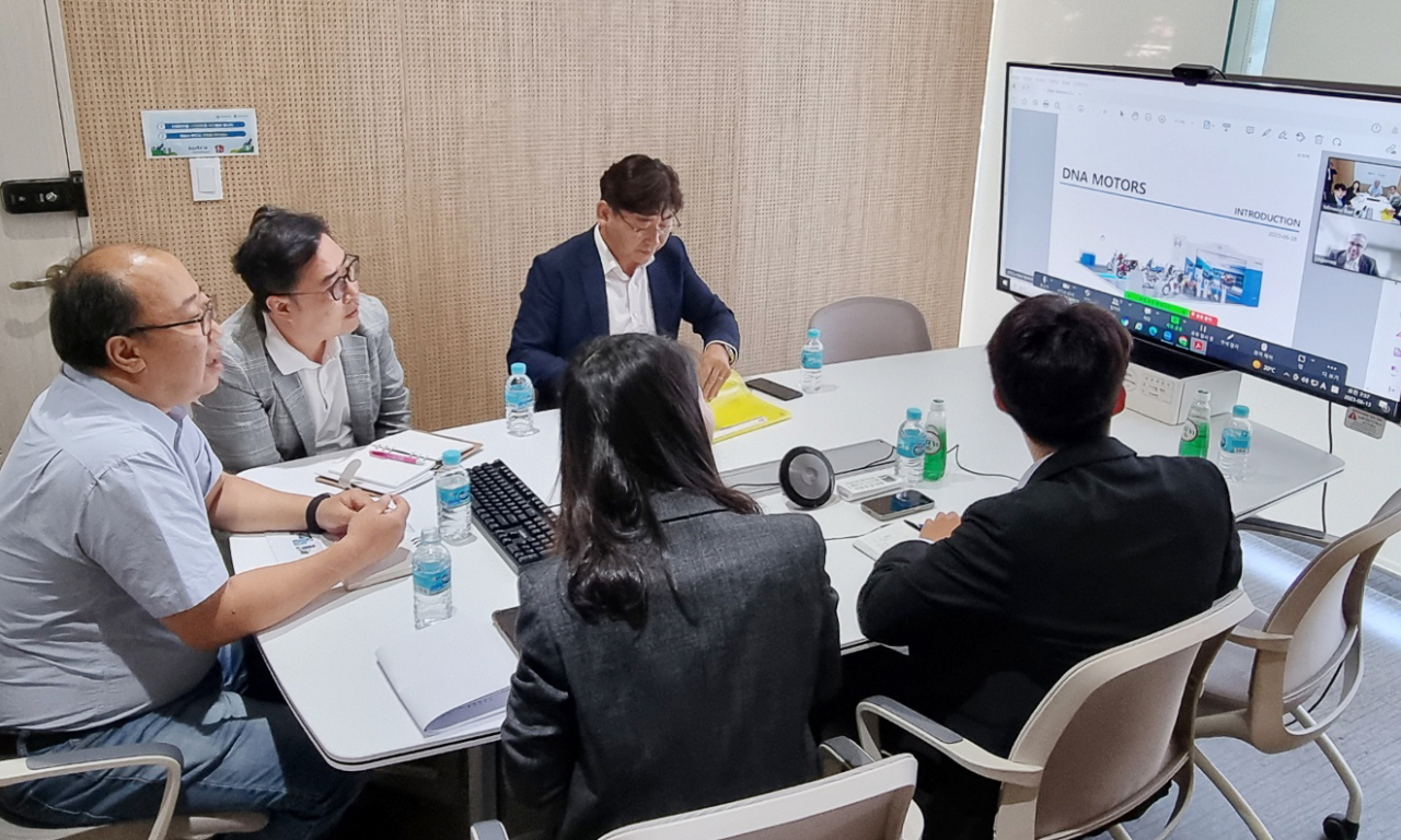 원스톱 수출·수주지원단이 13일 대한무역투자진흥공사(KOTRA) 화상회의실에서 제2차 테마별 수출기업 온라인 설명회를 진행하고 있다. 이날 설명회에는 국내 전기이륜차 기업 3개사가 참석했다.[기획재정부 제공]
