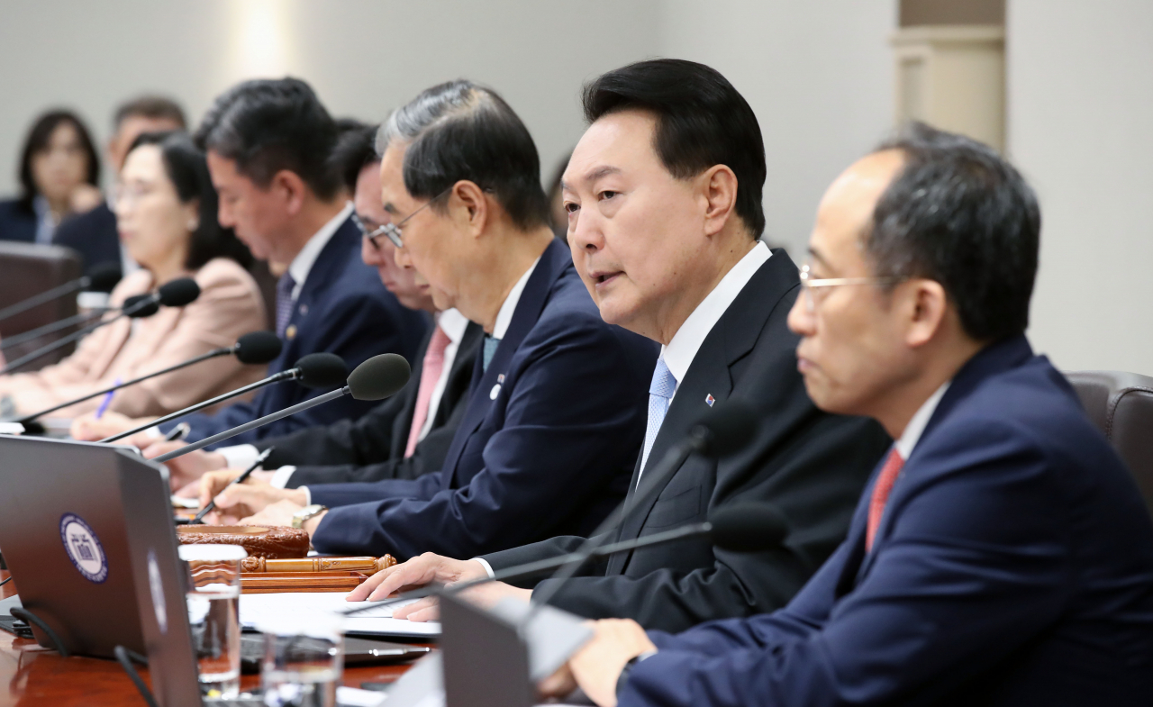 윤석열 대통령이 13일 서울 용산 대통령실에서 열린 국무회의에서 모두발언을 하고 있다. 연합뉴스
