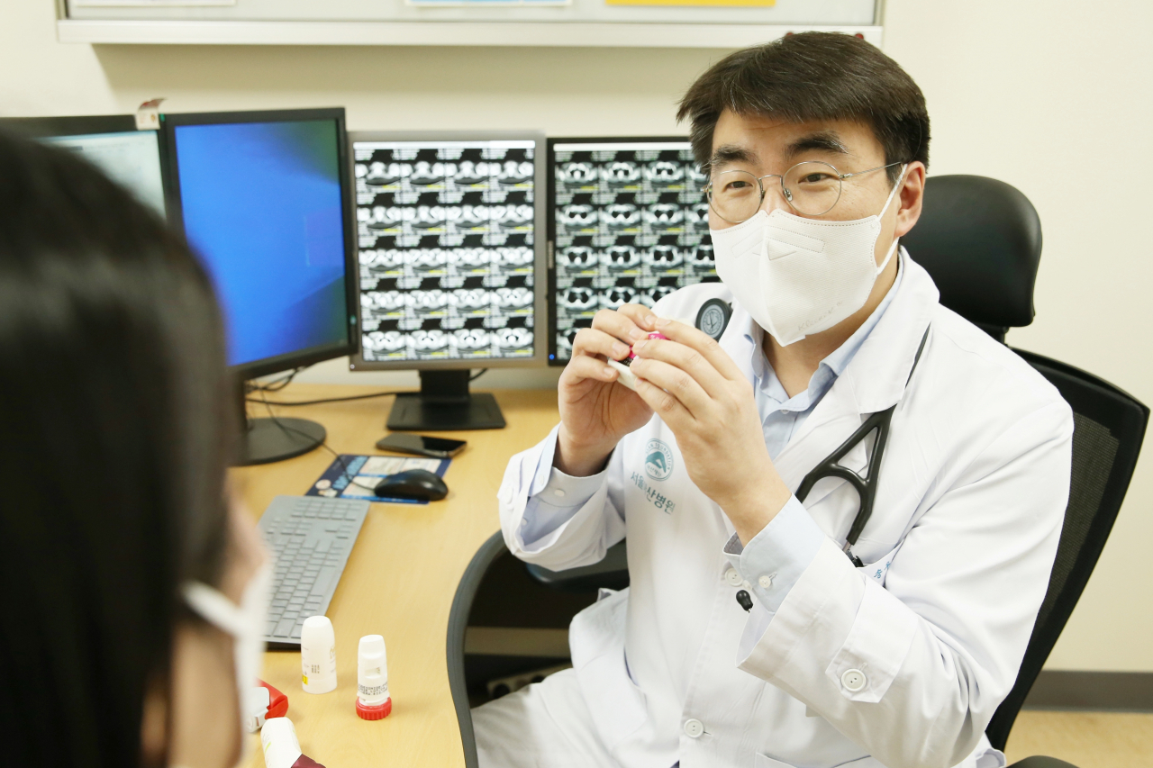 서울아산병원 알레르기내과 송우정 교수가 코로나19로 인한 기침 환자를 진료하고 있다