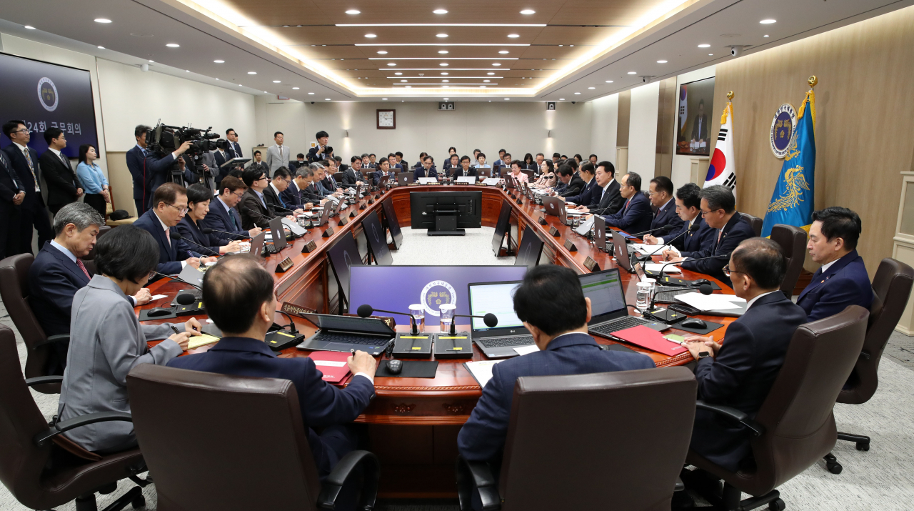윤석열 대통령이 13일 서울 용산 대통령실에서 국무회의를 주재하고 있다. [연합]