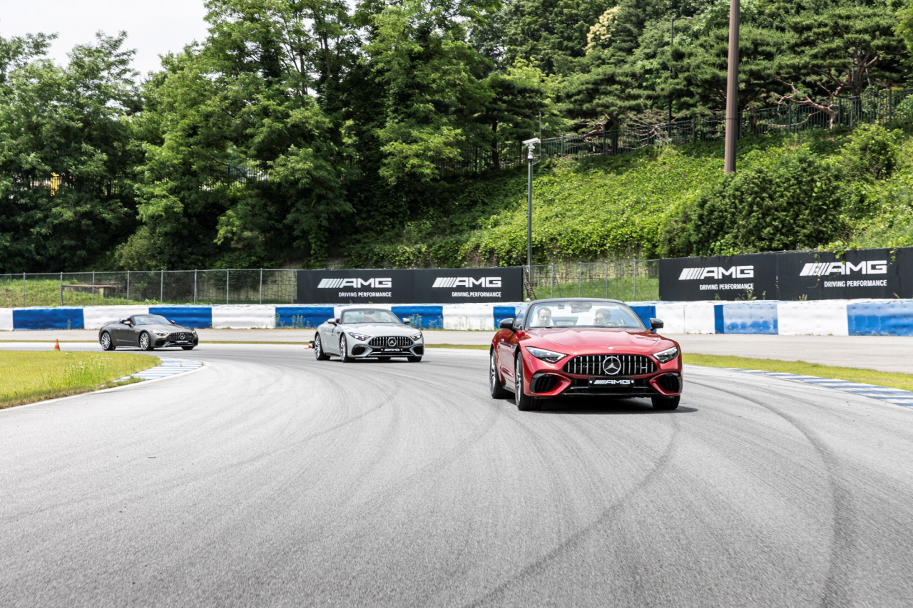 메르세데스-벤츠가 12일 경기도 용인에서 더 뉴 메르세데스-AMG SL 고객 인도 행사를 가졌다. 사진은 행사장 모습. [메르세데스-벤츠 제공]