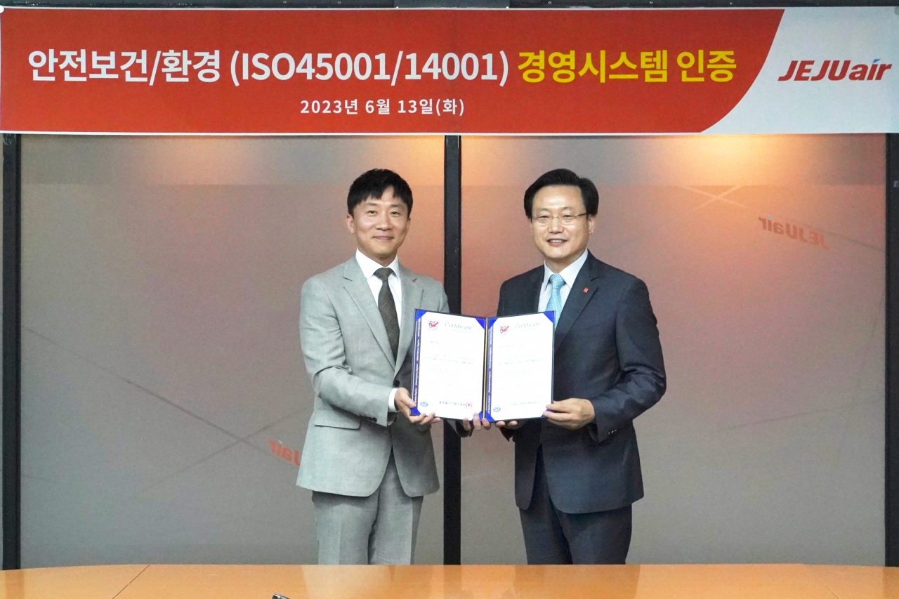 13일 강서구 제주항공 서울지사에서 김이배(오른쪽) 제주항공 대표이사와 글로벌시스템인증원 박성철 선임심사원이 ISO국제표준인증서 수여식을 진행하고 있다. [제주항공 제공]