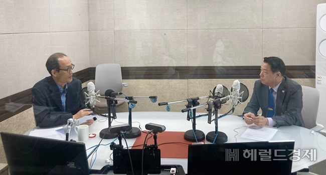 박성현 여수광양항만공사 사장(오른쪽)이 13일 순천방송국에 출연해 윤형혁 사회자의 질문을 받고 있다. [kbs순천 제공]