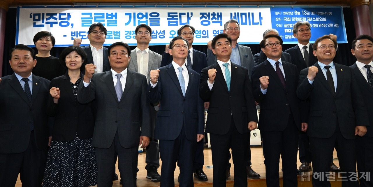 삼성, TSMC에 더 크게 밀린 다음날…“기업 혼자서 반도체 잘 할 수 없어, 국가 지원 절실” [비즈360]