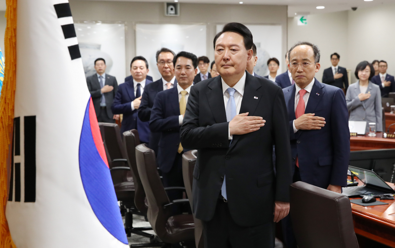 윤석열 대통령이 13일 서울 용산 대통령실에서 열린 국무회의에서 국기에 경례하고 있다. [연합]