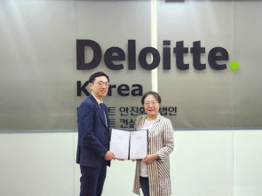 엄국진 딜로이트 안진회계법인 재무자문본부 파트너(왼쪽)와 김명화 한국스프트웨어개발업협동조합 이사장 [딜로이트안진 제공]