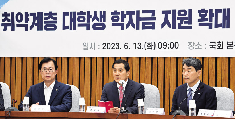박대출 국민의힘 정책위의장이 13일 국회에서 열린 취약계층 대학생 학자금 지원확대 관련 당·정협의회에서 발언하고 있다. 왼쪽부터 이만희 국민의힘 정책위 수석부의장, 박 정책위의장, 이주호 사회부총리 겸 교육부장관. 임세준 기자