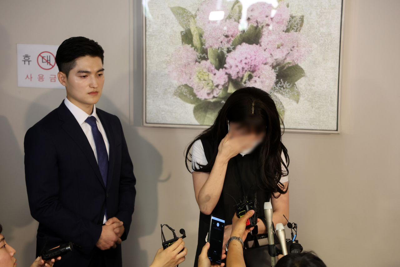 12일 오후 부산 연제구 부산고등법원에서 열린 '부산 돌려차기 사건' 항소심을 마치고 피해자가 인터뷰를 하며 눈물을 흘리고 있다. 부산고법 형사 2-1부는 이날 오후 선고 공판에서 피고인 A씨에게 징역 20년을 선고하고, 10년간 정보통신망에 신상 공개, 10년간 아동 관련 기관 취업 제한, 20년간 위치추적 전자장치 부착을 명령했다. [연합]