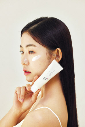 여성 모델이 코스메틱 스타트업 구다이글로벌의 한방스킨케어 브랜드 ‘조선미녀’제품을 소개하고 있다. [구다이글로벌 제공]