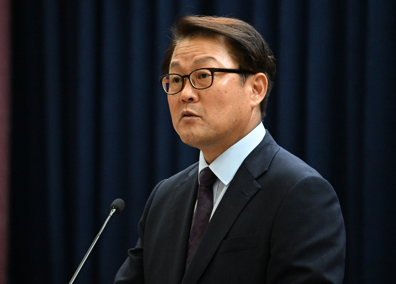박승희 삼성전자 CR담당 사장이 13일 서울 영등포구 여의도 국회 의원회관 제1소회의실에서 열린 ‘민주당, 글로벌 기업을 돕다’ 정책 세미나에 참석해 축사를 하고 있다. 임세준 기자