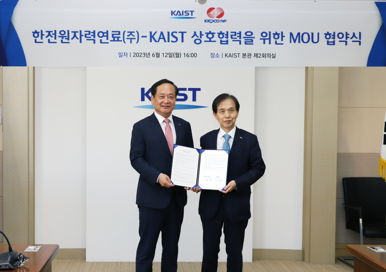 최익수(왼쪽) 한전원자력연료 사장과 이광형 KAIST 총장이 협약서를 들어 보이고 있다.[한전원자력연료 제공]