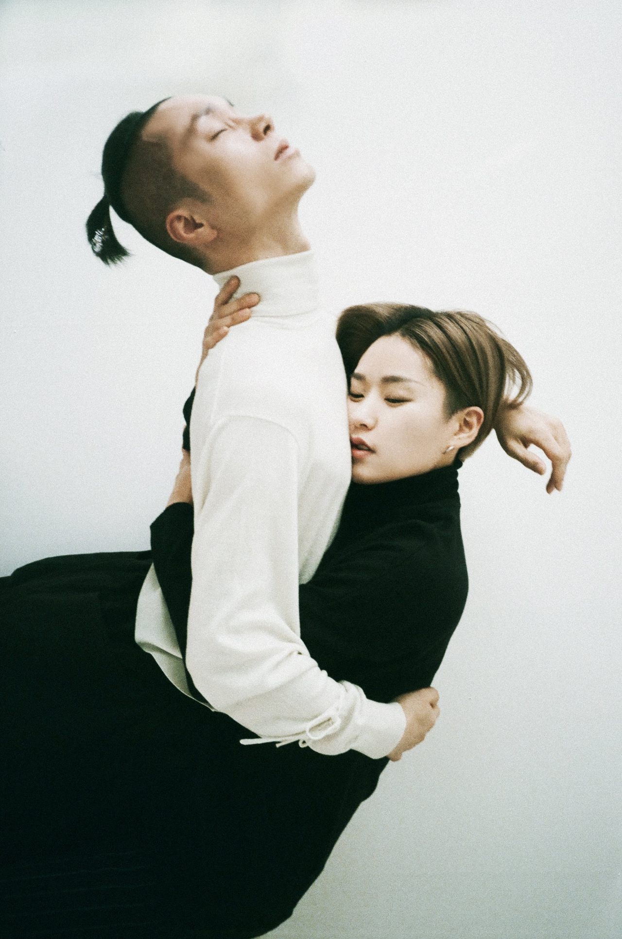 ‘불온한’ 두 예술가 모어와 이랑이 일을 벌인다. 2013년 홍대 롤링홀 대기실에서 처음 만난 두 사람은 지난 10년간 서로에게 예술적 영감을 주는 단짝으로 인연을 이어왔다. 세종문화회관의 여름 시즌제인 ‘싱크넥스트 23’을 통해 선보일 공연 ‘왜 내가 너의 친구라고 말하지 않는 것인가’는 모어의 삶을 들여다본 다큐멘터리 영화 ‘모어’(2022) 이후 처음이다. [RIE 제공]