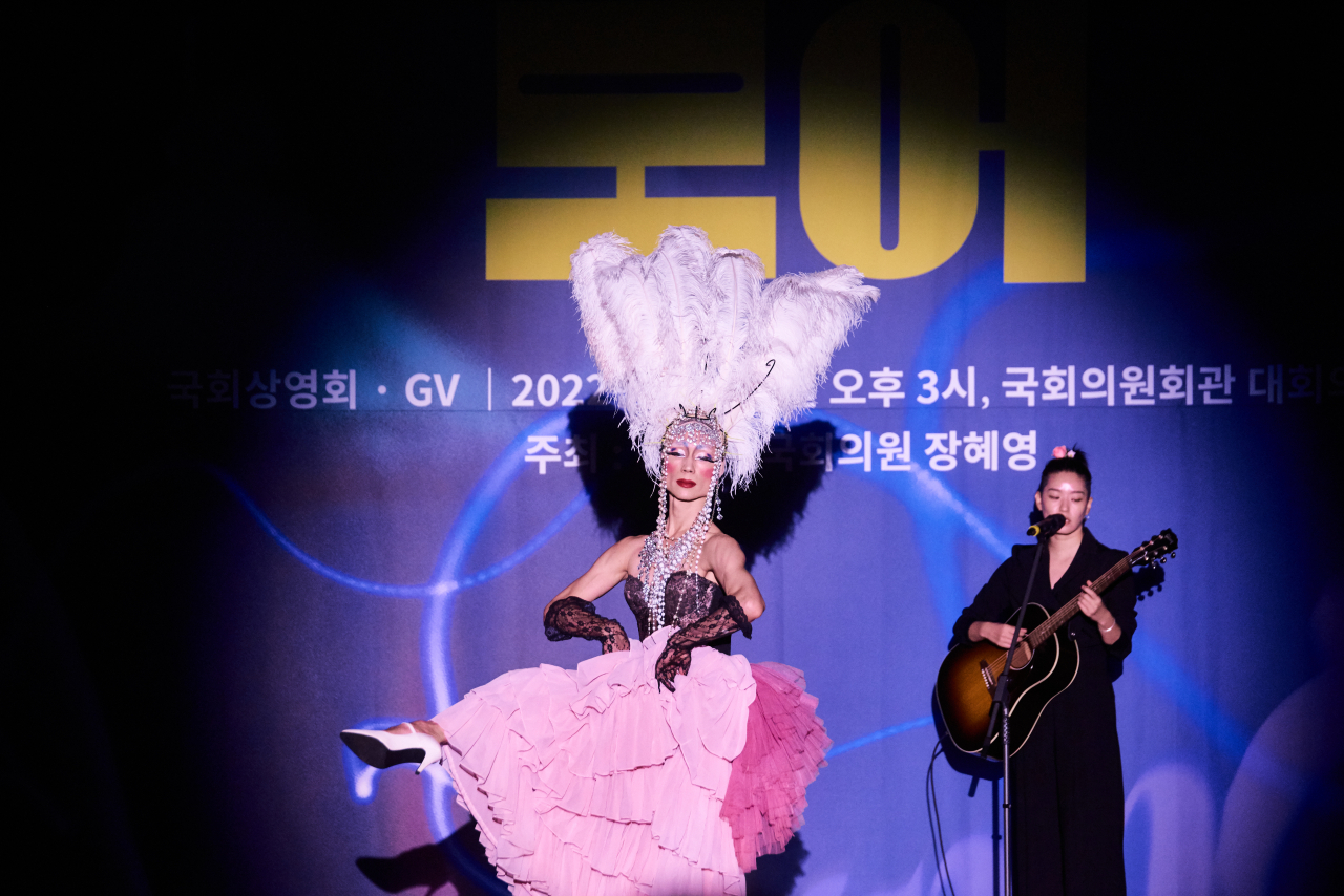 모어(모지민)의 삶을 들여다본 다큐멘터리 영화 ‘모어’의 국회 상영회에서 모어(왼쪽)와 이랑 [모지웅 제공]