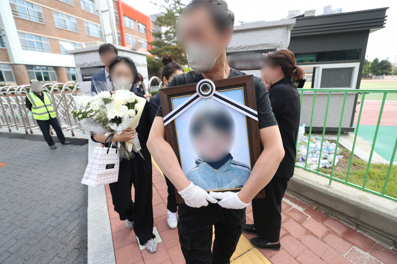 13일 오전 경북 경산시의 한 초등학교에서 지난 10일 아파트 놀이터에서 흔들의자가 부러지는 사고로 숨진 초등생의 발인이 엄수되고 있다. [연합]