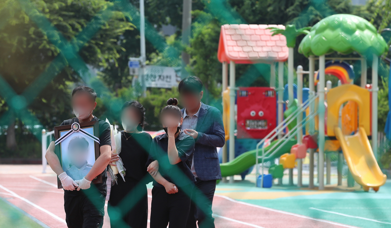 13일 오전 경북 경산시의 한 초등학교 운동장에서 지난 10일 아파트 놀이터에서 흔들의자가 부러지는 사고로 숨진 초등생의 발인이 엄수되고 있다. [연합]