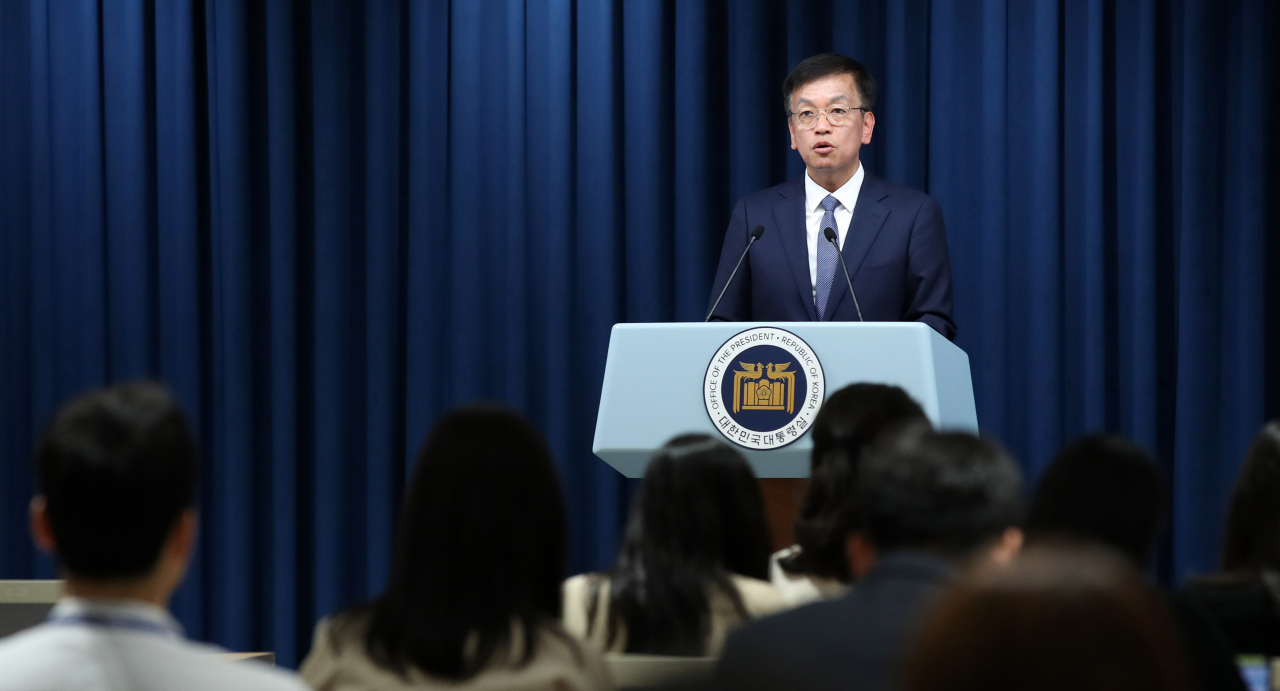 최상목 대통령실 경제수석이 13일 오후 서울 용산 대통령실에서 윤석열 대통령의 프랑스·베트남 순방 주요 경제 일정 및 예상 성과 관련 브리핑을 하고 있다. [연합]