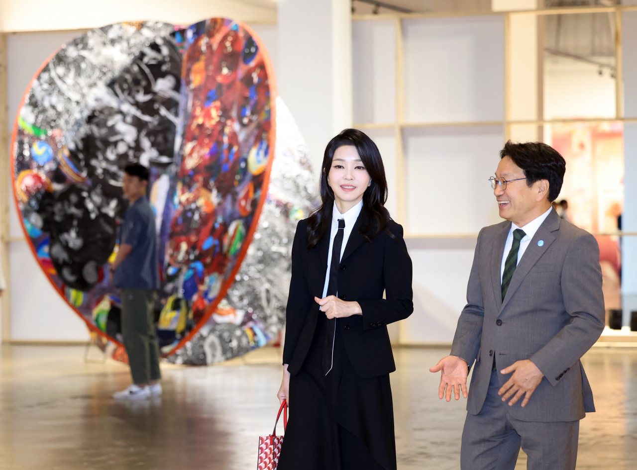 김건희 여사가 13일 광주 북구 광주비엔날레 전시관에서 진행 중인 제14회 광주비엔날레를 찾아 강기정 광주시장과 함께 전시장을 관람하고 있다. [연합]