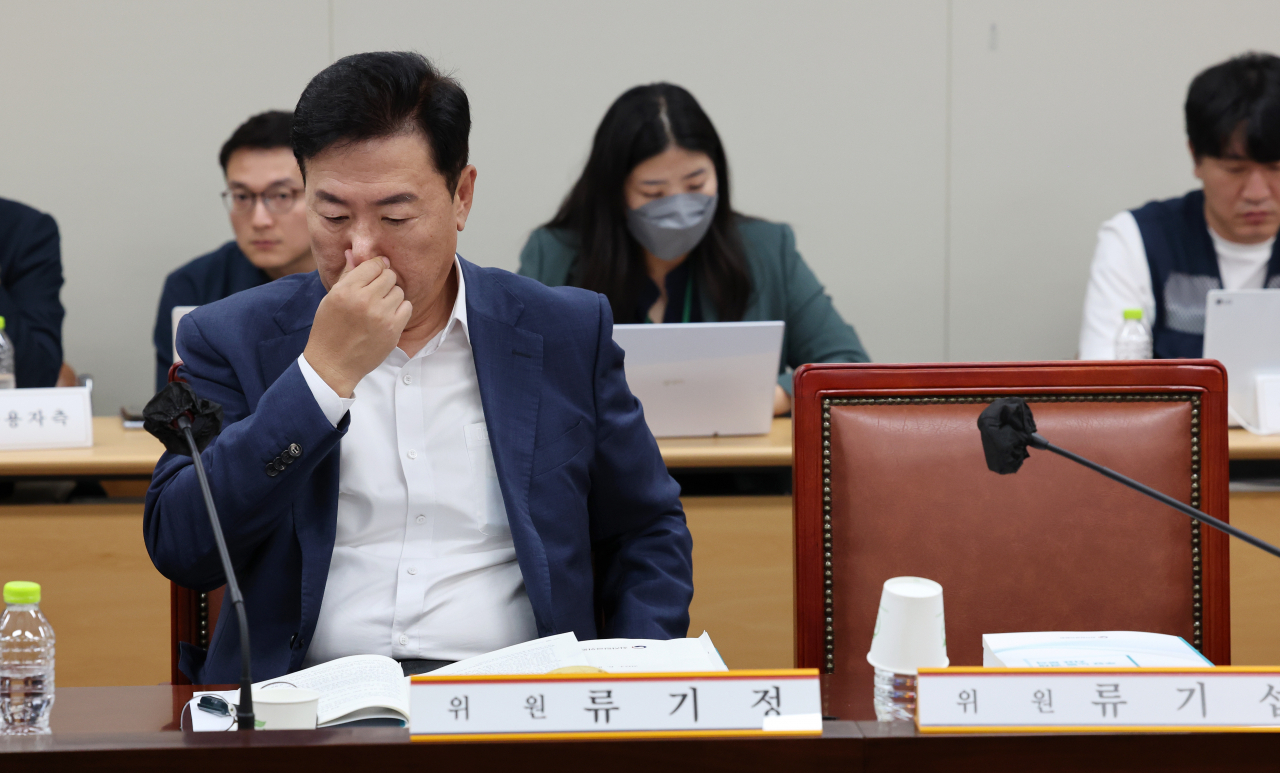 사용자위원인 류기정 한국경영자총협회 전무가 13일 오후 세종시 정부세종청사 최저임금위원회 회의실에서 열린 제4차 전원회의에서 위원들의 발언을 경청하고 있다. [연합]