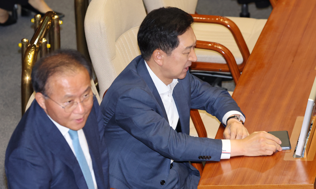 13일 국회 본회의에 국민의힘 김기현 대표와 윤재옥 원내대표가 참석하고 있다. [연합]