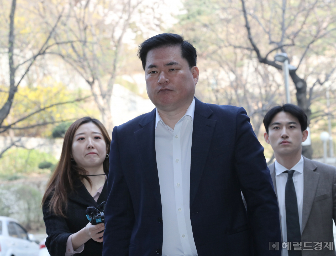 유동규 전 성남도시개발공사 기획본부장이 31일 오전 서울 서초구 서울중앙지방법원에서 대장동 개발 배임 혐의로 85차 공판에 출석하며 취재진 질문에 답하고 있다. 이상섭 기자