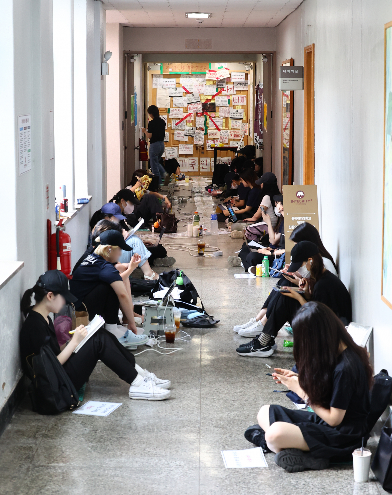동덕여자대학교 학생들이 13일 오후 서울 성북구 동덕여자대학교 총장실 앞에서 지난 5일 한 학생이 교내에서 쓰레기 수거 트럭에 치여 이틀만에 숨진 사건과 관련해 김명애 총장의 퇴진을 요구하며 농성하고 있다. [연합]