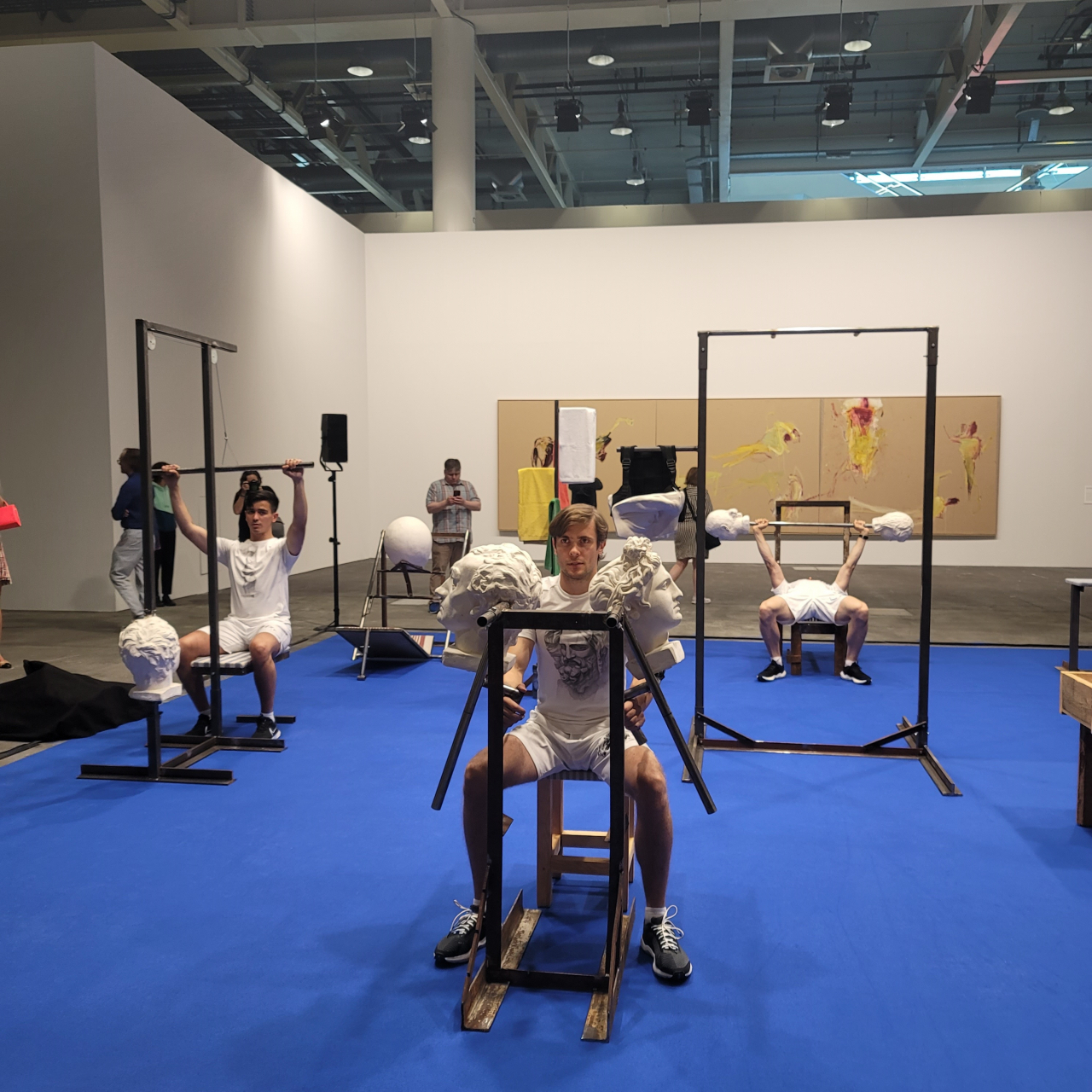 [아우구스타스 세라피나의 ‘Ciurlionis Gym’. 리투아니아의 Ciurlionis 미술학교를 졸업하느 작가는 자신의 학업경험을 운동하는 체력단련장으로 치환했다. 퍼포머들은 그리스 조각상이 달린 운동기구로 신체를 단련한다. 이한빛 기자]