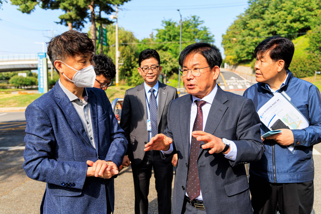 지난해 10월 박강수 마포구청장이 상암동 인근 도로변의 수목관리 지원사업을 지시하고 있다. [마포구 제공]