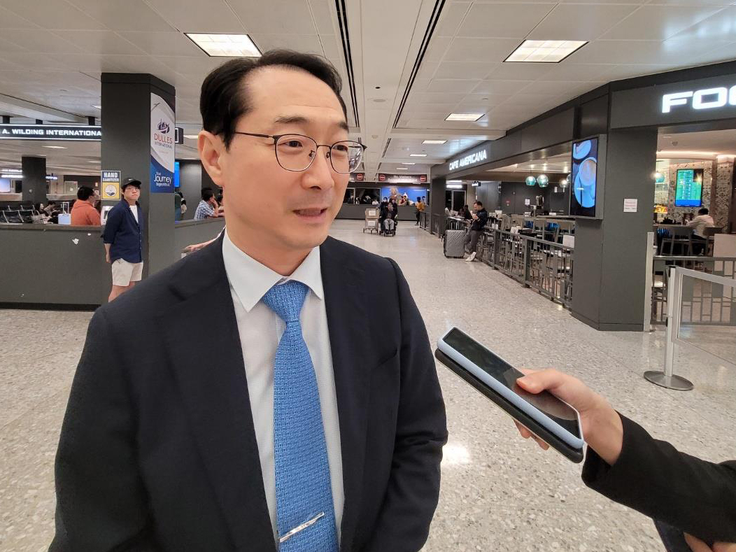 김건 한반도평화교섭본부장이 11일(현지시간) 미국 워싱턴DC 인근 덜레스 공항에서 취재진과 인터뷰하고 있다. [연합]