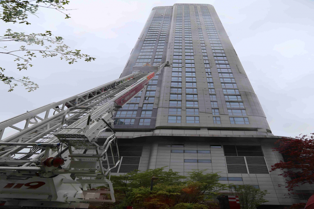 서울시 소방재난본부는 14일 오후 2시 강남구 도곡동 타워팰리스 아파트에서 초고층 건축물 민관합동 소방훈련을 실시한다. [서울시 제공]