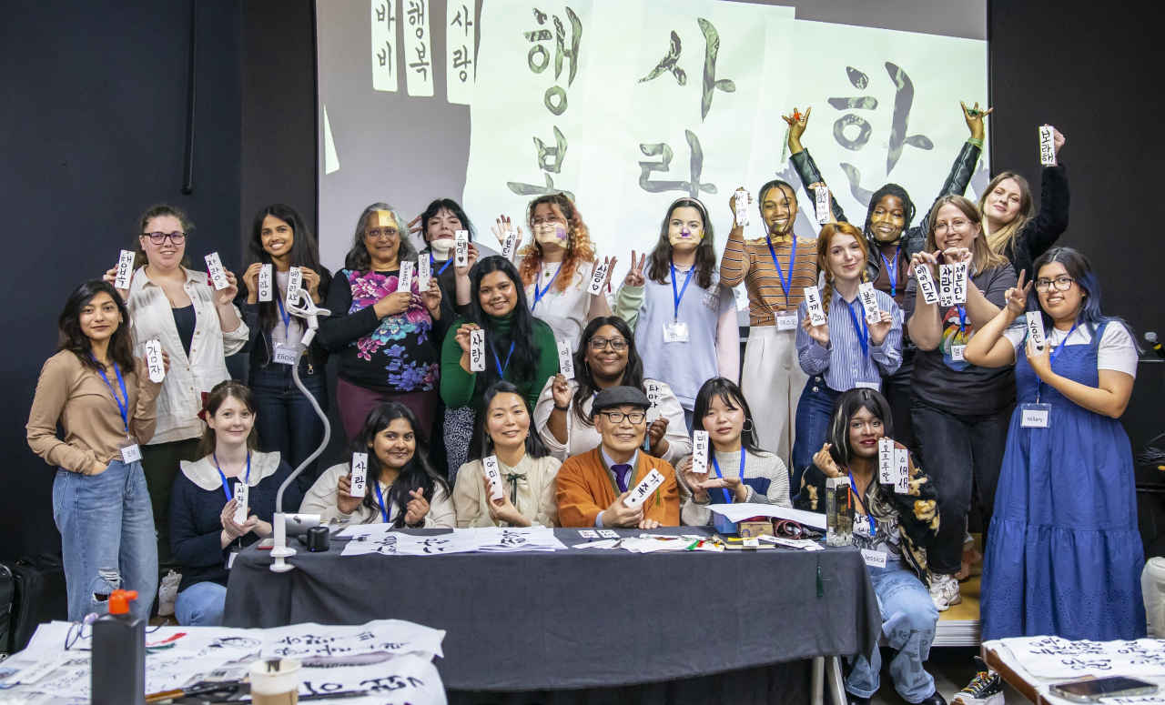 “서예 쌤과 함께” 주영한국문화원 K-팝 아카데미 졸업식 풍경