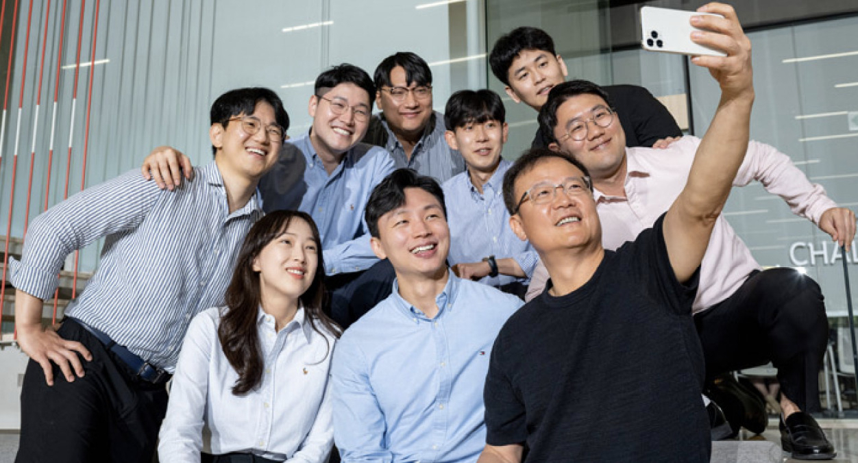 백복인(앞줄 오른쪽) KT&G 사장과 ‘상상주니어보드’ 3기 멤버들이 임명식을 마치고 기념촬영을 하고 있다. [KT&G 제공]