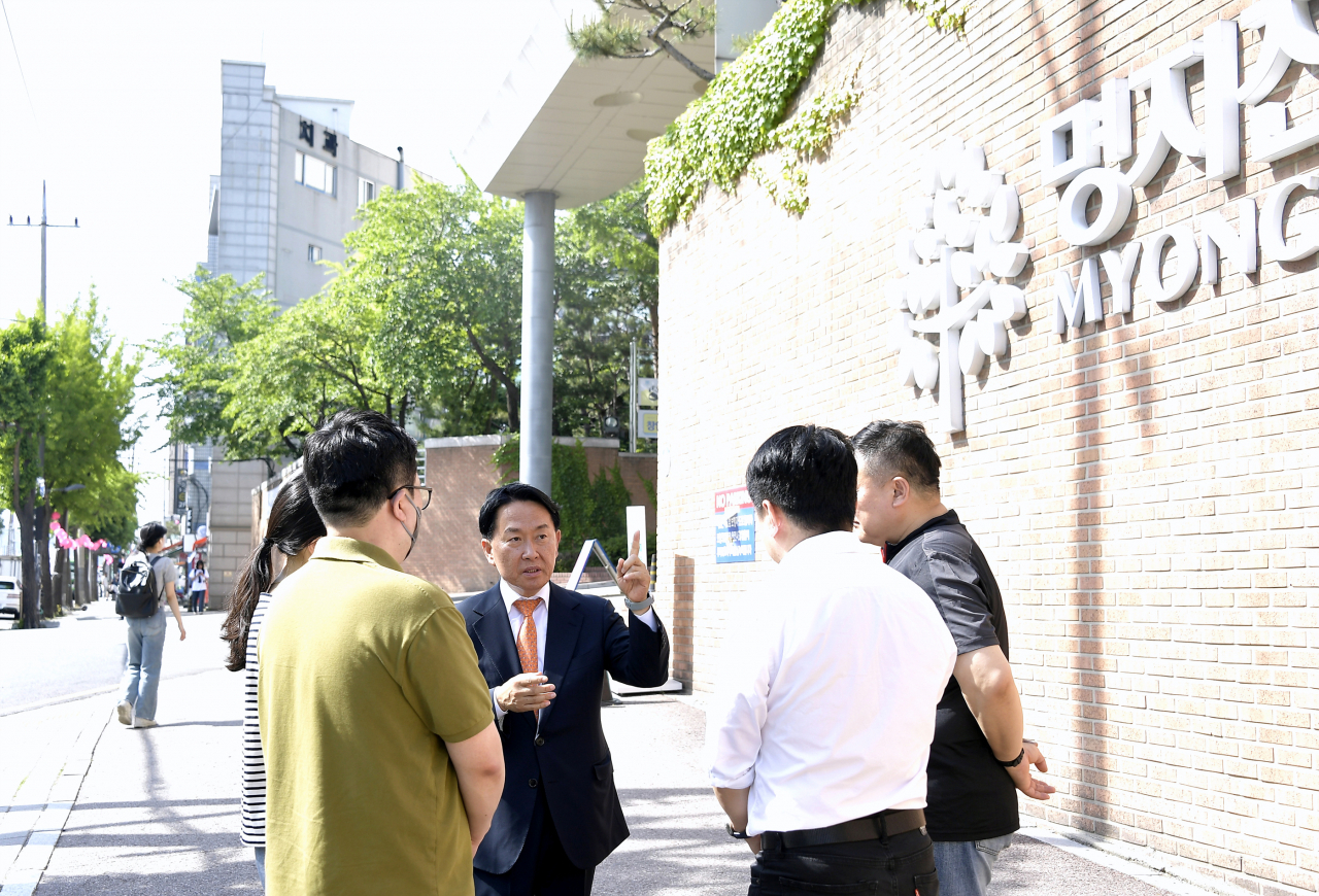 서울 서대문구는 오는 16일 경전철 서부선 102번 정거장 관련 주민공청회를 연다. 사진은 명지전문대 앞에서 서부선 102번 정거장의 위치를 설명하는 이성헌 서대문구청장. [서대문구 제공]