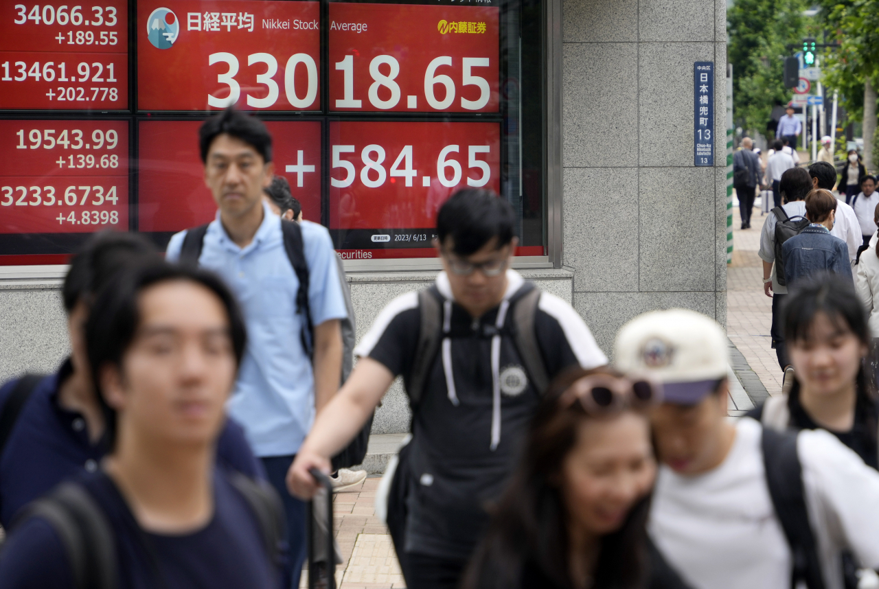 일본 증시가 기업 실적 호조 등에 힘입어 33년 만에 최고치를 기록했다. 글로벌 자금은 추가 상승을 기대하며 일본으로 향하고 있다. [EPA]