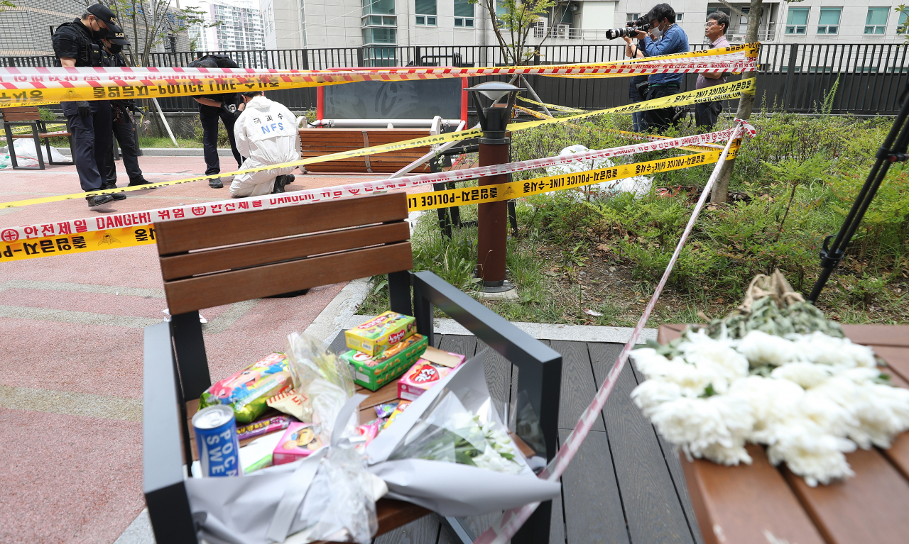 13일 오후 흔들의자가 부러지는 사고로 초등생 1명이 사망한 경북 경산시 한 아파트 놀이터 옆 주민시설에서 국과수 등 유관기관 합동감식이 진행되고 있다. 이날 감식에서는 사고가 발생한 구조물의 무게 등이 사고 요인으로 작용했는지 정밀분석하기위해 흔들의자의 하단면 부분 등에서 시료를 채취했다. [연합]