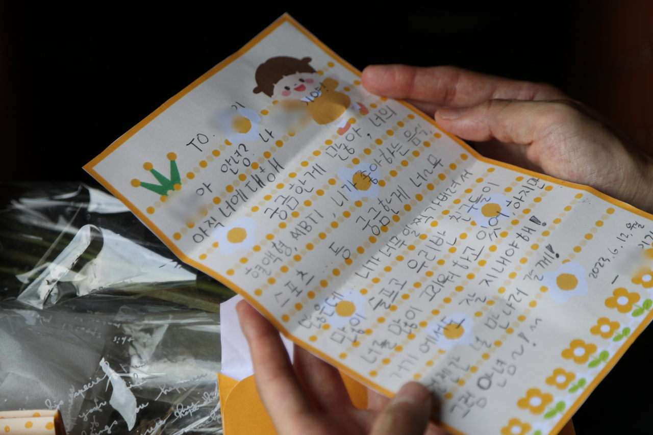 13일 오전 대구 한 장사시설에서 지난 10일 아파트 놀이터에서 흔들의자가 부러지는 사고로 숨진 초등생에게 친구들이 부친 편지를 유가족이 읽고 있다. 연합뉴스