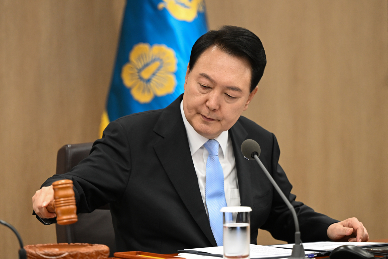 윤석열 대통령이 지난 13일 서울 용산 대통령실에서 열린 국무회의에서 개회를 선언하고 있다. [연합]