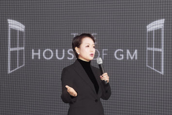 윤명옥 GM 한국사업장 전무가 회사의 방향성을 설명하고 있다.
