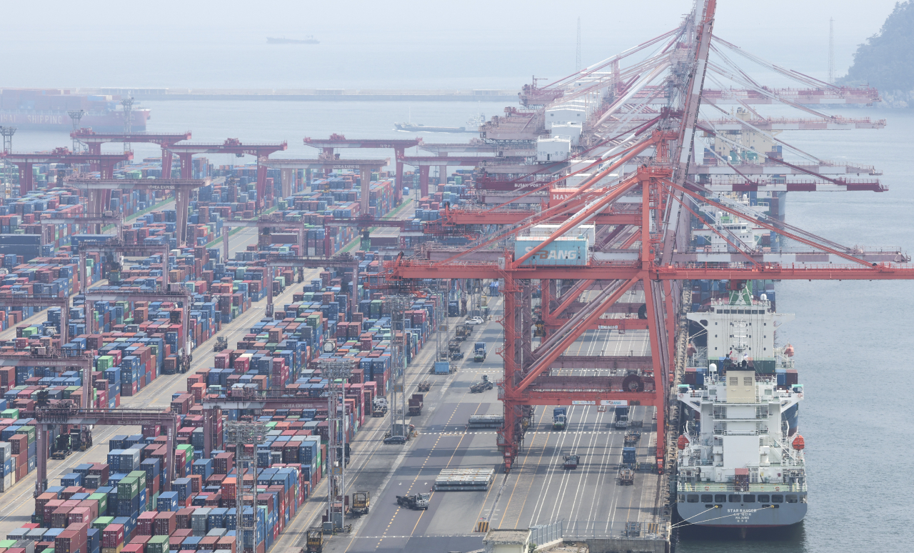 Containers at a pier in South Korea's largest port city of Busan on Monday (Yonhap)