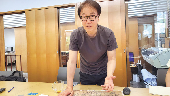 조병수 건축가가 자신의 사무실에서 올해 서울건축비엔날레 총감독으로서 서울 100년 마스터플랜에 대해 이야기하고 있다. 김수한 기자
