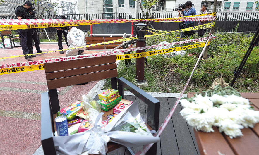 13일 오후 흔들의자가 부러지는 사고로 초등생 1명이 사망한 경북 경산시 한 아파트 놀이터 옆 주민시설에서 국과수 등 유관기관 합동감식이 진행되고 있다. 이날 감식에서는 사고가 발생한 구조물의 무게 등이 사고 요인으로 작용했는지 정밀분석하기위해 흔들의자의 하단면 부분 등에서 시료를 채취했다. [연합]