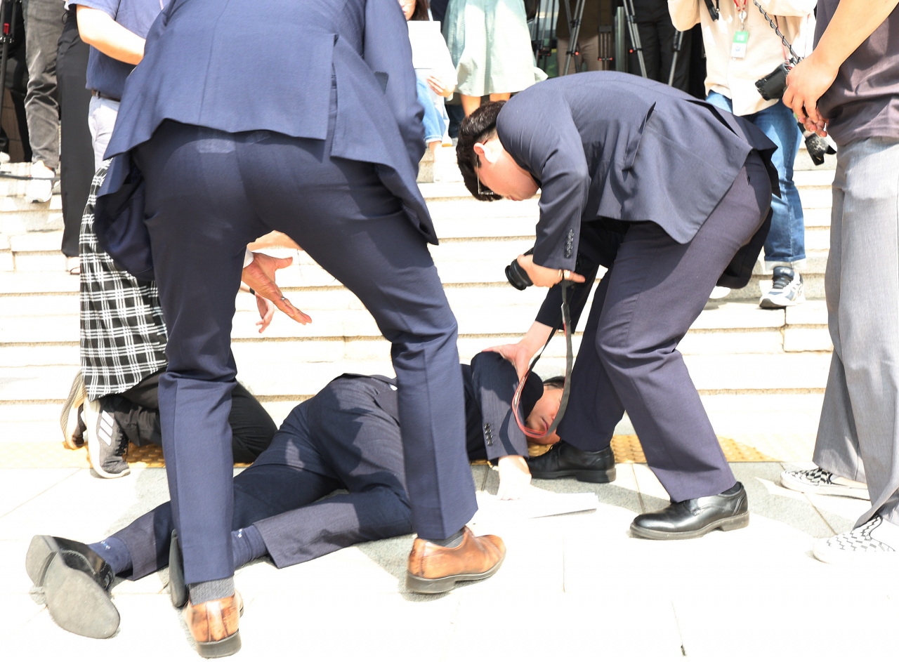 더불어민주당 장경태 최고위원이 14일오전 과천 방송통신위원회를 항의 방문, 함께 온 조승래 의원이 성명서를 읽던 중 쓰러졌다. [연합]