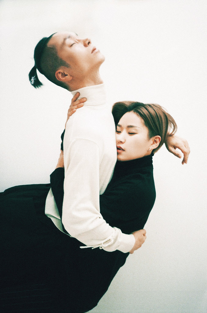 ‘불온한’ 두 예술가 모어(왼쪽)와 이랑이 지난 10년간 서로에게 예술적 영감을 주는 단짝으로 인연을 이어왔다. [RIE 제공]