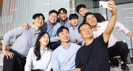 백복인(앞줄 오른쪽 첫 번째) KT&G 사장과 ‘상상주니어보드’ 3기 멤버들이 임명식을 마치고 기념촬영을 하고 있다. [KT&G 제공]