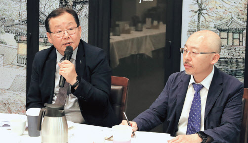 13일 열린 한국화학연구원 기자간담회에 참석한 이영국(왼쪽) 원장과 최영민 부원장 [한국화학연구원 제공]