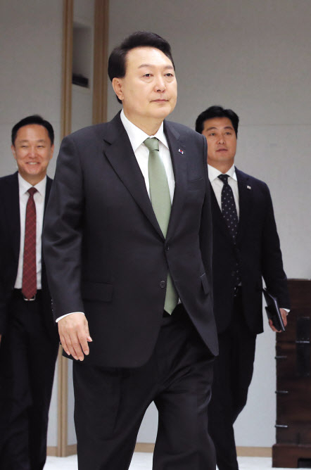 윤석열 대통령이 14일 서울 용산 대통령실 청사에서 열린 재외공관장 신임장 수여식에 입장하고 있다. [연합]